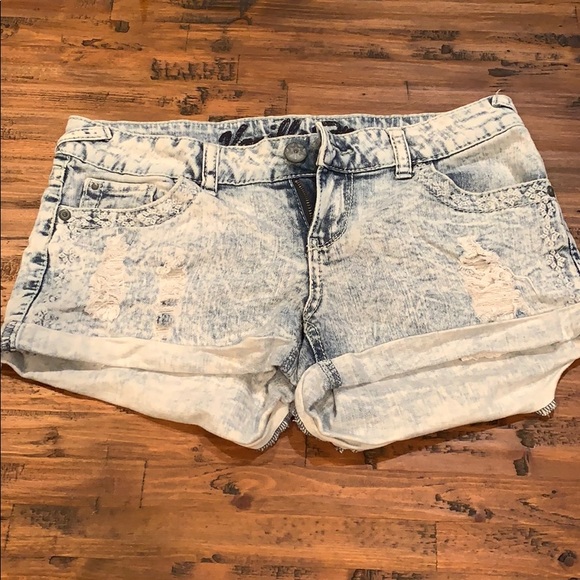 🌵3/$15 🌵 Vanilla Star // acid jean shorts// 7 - Picture 2 of 2